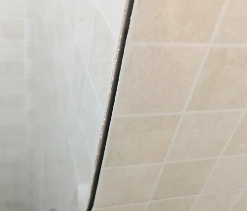 华龙瓷砖空鼓维修公司分享阳台瓷砖脱落的修复过程可以分为以下几个步骤