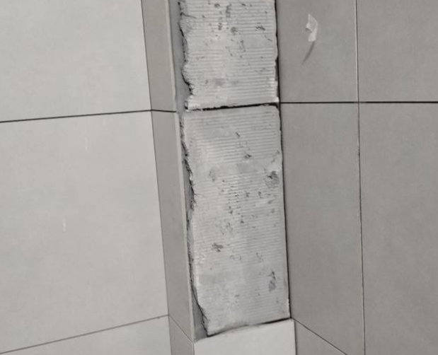 华龙瓷砖空鼓维修公司分享下瓷砖施工前基层浇水润湿程度不足，可能导致以下问题