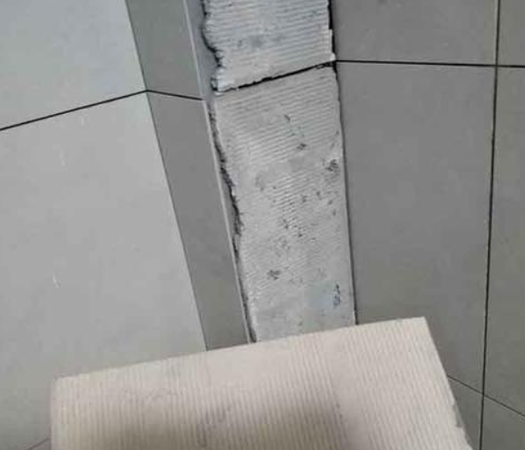 华龙瓷砖空鼓维修公司分享下厨房瓷砖脱落的补救措施。